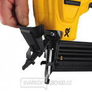 Aku bezuhlíková dokončovací hřebíkovačka 2x2,0Ah 18V DeWALT DCN680D2 Náhled